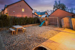 Northern Rest City Retreat - Broadheath - 4