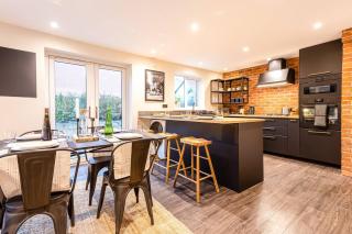 Northern Rest City Retreat - Broadheath - 1