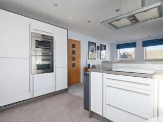 Pass the Keys Modern 2bed Apartment Edinburgh - 0