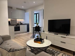 Modern Solihull Studio Apartment with Free Parking & Kitchen - 0