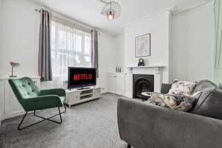Luxury 3 Bedroom House, Save Big, Wi-Fi, Free Parking, Sleeps 5 - Dallington - 0