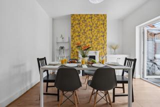 Luxury 3 Bedroom House, Save Big, Wi-Fi, Free Parking, Sleeps 5 - Dallington - 9