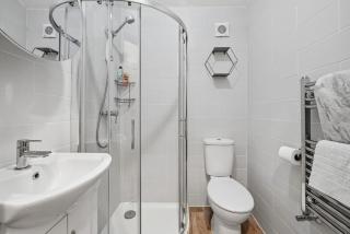 Luxury 3 Bedroom House, Save Big, Wi-Fi, Free Parking, Sleeps 5 - Dallington - 5