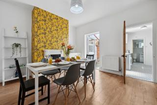 Luxury 3 Bedroom House, Save Big, Wi-Fi, Free Parking, Sleeps 5 - Dallington - 2