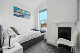 Luxury 3 Bedroom House, Save Big, Wi-Fi, Free Parking, Sleeps 5 - Dallington - 3