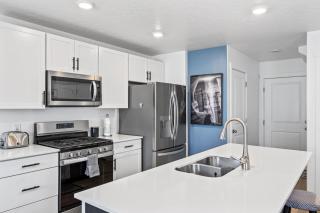 Modern 3BR Townhome in Lehi UT - 9