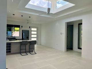 Modern Seaview 2 Bed Apartment - Whitehouse - 4