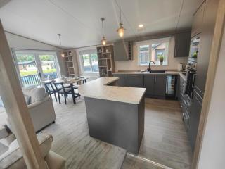Loki's Retreat Lodge with Hot Tub - York - 2