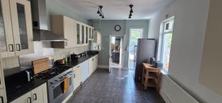 StayRight 4 Bed Home with Full Amenities - Cardiff - 6