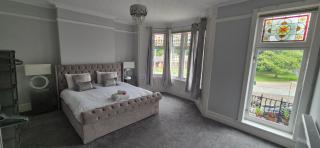 StayRight 4 Bed Home with Full Amenities - Cardiff - 0