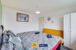 3 Bedroom House By Ace Homes Short Lets & Serviced Accommodation Leeds With Free WiFi - - 5