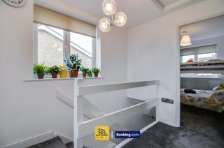 3 Bedroom House By Ace Homes Short Lets & Serviced Accommodation Leeds With Free WiFi - - 6