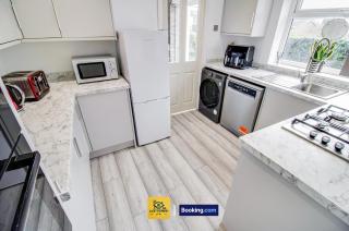 3 Bedroom House By Ace Homes Short Lets & Serviced Accommodation Leeds With Free WiFi - - 4