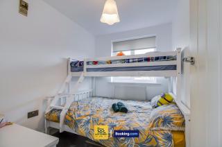 3 Bedroom House By Ace Homes Short Lets & Serviced Accommodation Leeds With Free WiFi - - 1