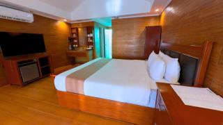 Whiterock Beach Hotel and Waterpark - Subic - 1