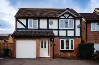 Sleeps 8-10 Cotswold Home with Hot Tub & Parking - 2