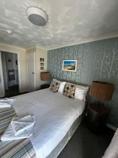 Rwts Rooms & Resto - Broad Haven - 5