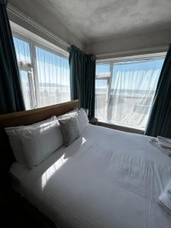 Rwts Rooms & Resto - Broad Haven - 8