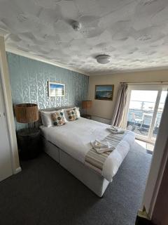 Rwts Rooms & Resto - Broad Haven - 3