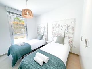 Family penthouse with sea views in Cancelada - 4