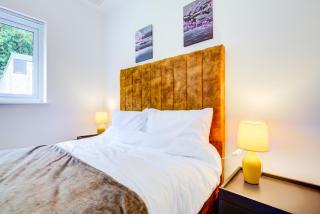 Comfy Bungalow Virginia Water Near Golf Club - 8