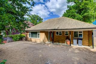 Comfy Bungalow Virginia Water Near Golf Club - 7