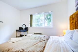 Comfy Bungalow Virginia Water Near Golf Club - 3