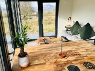 Eco-Friendly Highland Cabin with Mountain View - Spean Bridge - 1