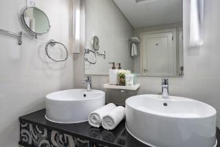 2min to Dubai Mall - Pool, Gym, Sauna - Full Burj View - 1