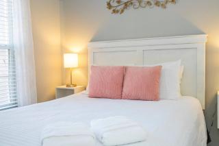 Dreamy 4BR Townhome - Pool, BBQ - Near Disney! - 4