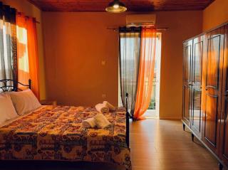 Cozy 1 Bd Troezen Maisonette w Mountain View - - 0