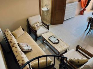 Cozy 1 Bd Troezen Maisonette w Mountain View - - 3