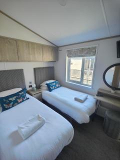 Honey Bee Lodge With Hot Tub - York - 2