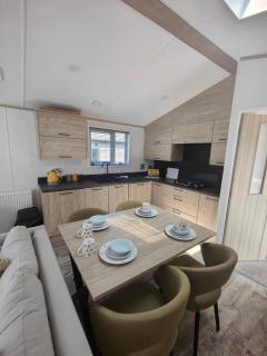 Honey Bee Lodge With Hot Tub - York - 5