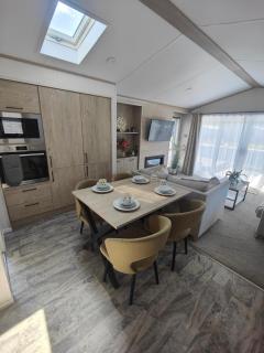 Honey Bee Lodge With Hot Tub - York - 4