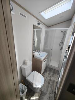 Honey Bee Lodge With Hot Tub - York - 1
