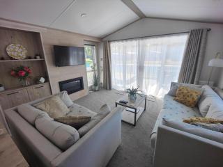 Honey Bee Lodge With Hot Tub - York - 6