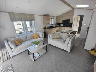 Honey Bee Lodge With Hot Tub - York - 7