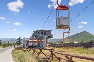 Modern Mountain Escape at Blackstone Walk to the Slopes - 0