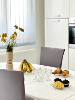 Family 4-bdr apartment with pool - 7