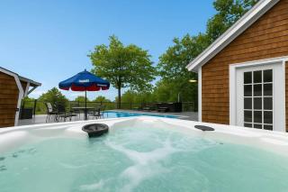 Luxury Poolside Suite with Views + Private Hot Tub - Bucksport - 3