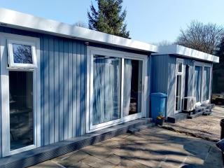 2-bedrooms guesthouse, with Air-Conditioning, Sleep 4, Only 1 booking at time, FreePARKING, Private entrance, Wi-Fi, Netflix, Kitchenette, Garden smoking area - Derby - 7