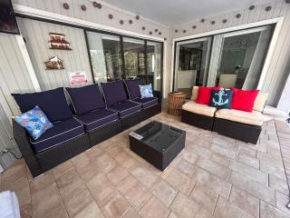 Palm Harbor Estate w/ Pool & Fruit Trees on Acre - Palm Harbor - 4