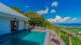 Posh Villa Overlooking The Crystal-clear Waters - 0