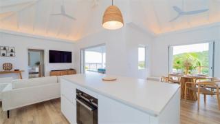 Posh Villa Overlooking The Crystal-clear Waters - 2