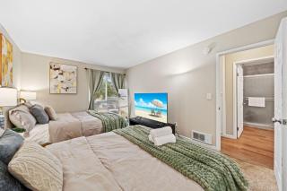 Entire Private 2-Bedroom Condo w Pool & Free Parking, Available Now - San Diego - 3