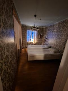 Tina Huse - - 8