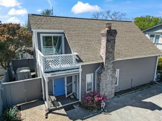 Coastal Villa- Sleeps 8, 5 Bds, and 3 Blocks to Beach by myBeach Vacation Rentals - Myrtle Beach - 9