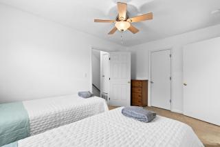 Coastal Villa- Sleeps 8, 5 Bds, and 3 Blocks to Beach by myBeach Vacation Rentals - Myrtle Beach - 6