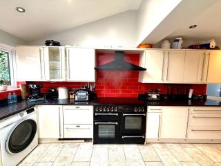 3 Bed-Sleeps 6-Hot Tub-Pet Friendly-Parking - Coventry - 2